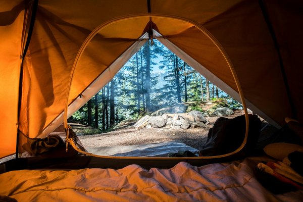 Quels sont les équipements nécessaires pour un camping en région de forêt boréale en automne?