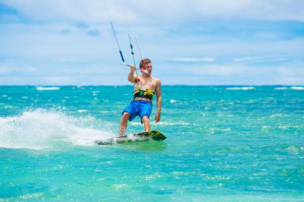 Où trouver les meilleures plages pour le kitesurf sur l'île de Zanzibar: conseils et périodes idéales?